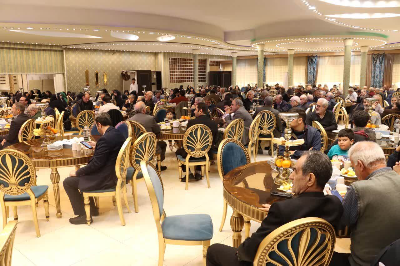 برگزاری ﺿﯿﺎﻓﺖ ﺧﺎﻧﻮادگی ﺷﻬﺮﺳﺘﺎن اراک ﺑﺎ ﺣﻀﻮر ۱۷۵ ﺑﺎزﻧﺸﺴﺘﻪ و ﺧﺎﻧﻮاده آﻧﻬﺎ