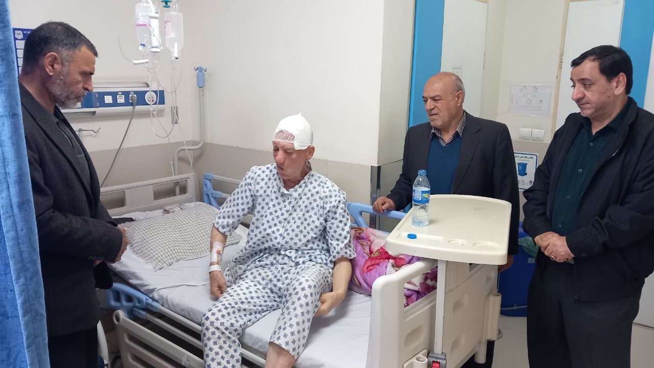 عیادت از ۵ نفراز بازنشستگان در بیمارستان حضرت ابوالفضل (ع) فراجا کرمانشاه